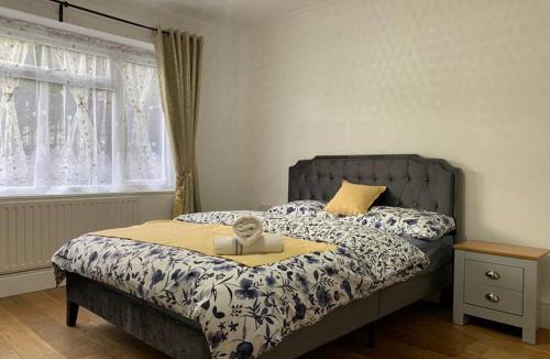 Farnham Apartment | Deluxe Two Double Bedroom Maisonette with Garden