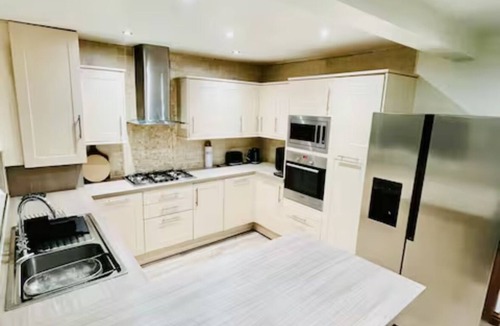 Bury House | Designed for Groups · Stylish 4-Bedroom Home in Summerseat