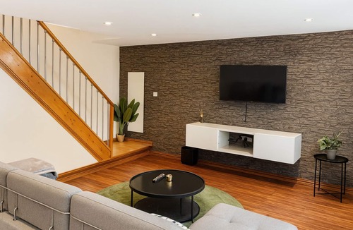 Bury House | Designed for Groups · Stylish 4-Bedroom Home in Summerseat