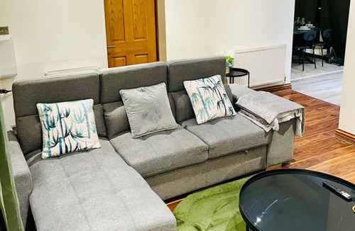 Bury House | Designed for Groups · Stylish 4-Bedroom Home in Summerseat