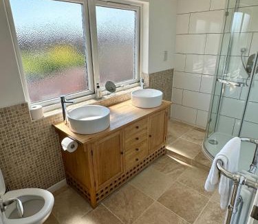 Colchester House | Detached, 4 Double Rooms, 2 En-Suites, 5 Car Parking