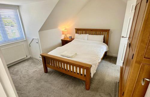 Colchester House | Detached, 4 Double Rooms, 2 En-Suites, 5 Car Parking