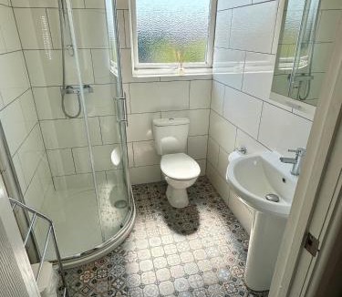 Colchester House | Detached, 4 Double Rooms, 2 En-Suites, 5 Car Parking