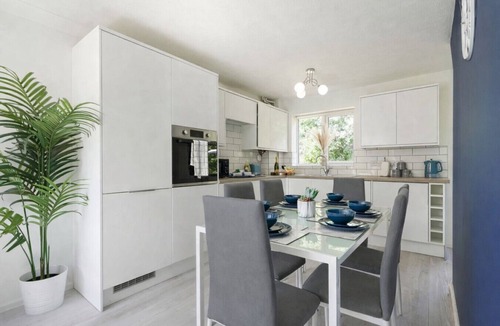 Milton Keynes House | Detached House Driveway Parking Fast WiFi Smart TV Self-Check-In Yoko Property