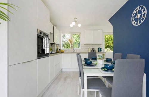 Milton Keynes House | Detached House Driveway Parking Fast WiFi Smart TV Self-Check-In Yoko Property