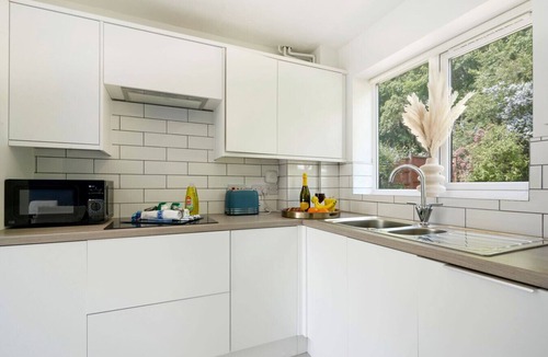 Milton Keynes House | Detached House Driveway Parking Fast WiFi Smart TV Self-Check-In Yoko Property