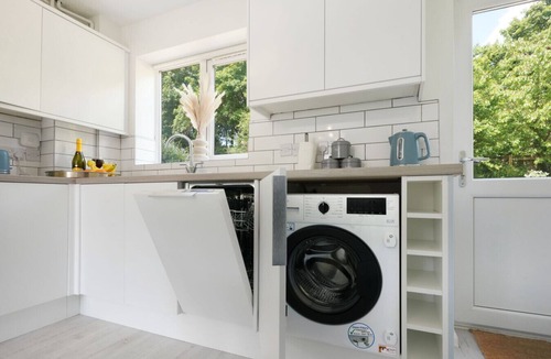Milton Keynes House | Detached House Driveway Parking Fast WiFi Smart TV Self-Check-In Yoko Property