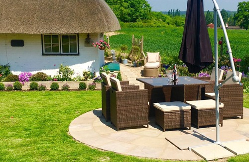 Willesborough Cottage | Detached Thatched cottage in a truly magical setting sleeps up to 6 persons