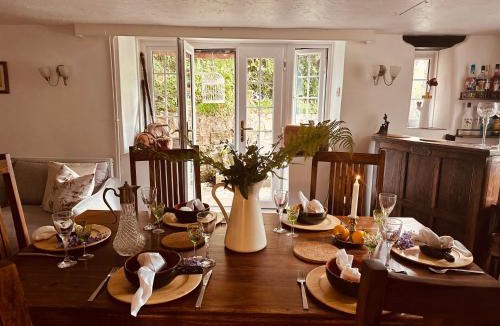 Oakfordbridge House | Devon 6-Bed Cottage with Country Views & Parking