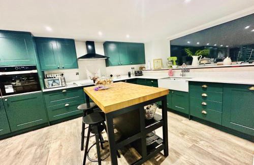 Oakfordbridge House | Devon 6-Bed Cottage with Country Views & Parking