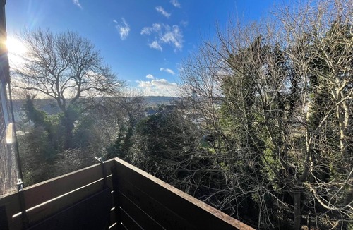 Hemel Hempstead Apartment | Discounted Long Stays | Balcony View | Central Location |