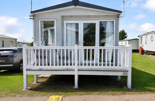 Pakefield House | Dog friendly 6 berth caravan with decking close to Pakefield beach ref 68067B