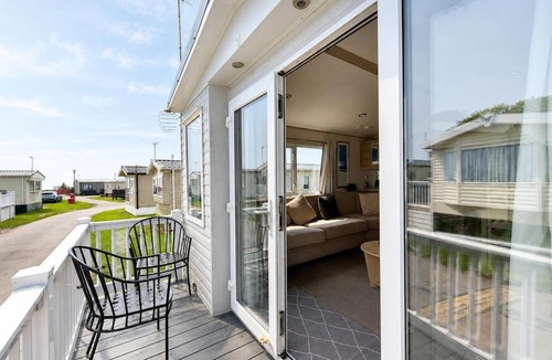 Pakefield House | Dog friendly 6 berth caravan with decking close to Pakefield beach ref 68067B