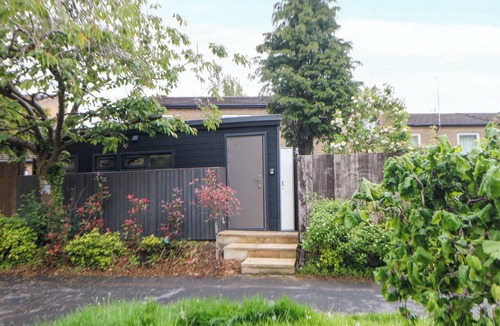 Sheffield Cottage | DORE CABIN, romantic, with a garden in Sheffield