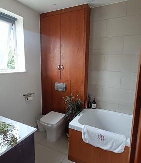 Bensham Manor House | Double bed, ensuite, off street parking