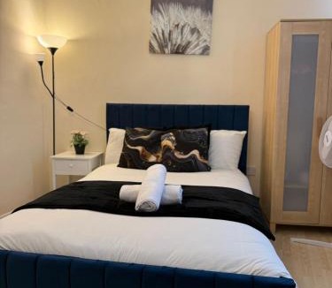 Cradley Apartment | Double bed Quinton ,Studio Fast WiFi,Netflix, No deposit Required