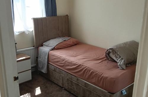 Colchester House | Double bedroom with shared facilities
