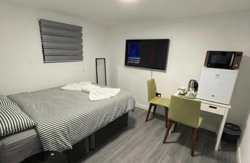 Tea Green House | Double room 3 Minute drive from Luton Airport