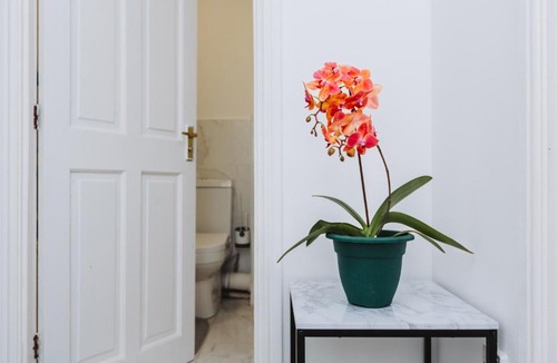 Loxford House | Double Room with Private Bathroom, parking & wifi