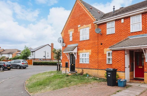 Loxford House | Double Room with Private Bathroom, parking & wifi