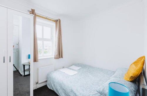 Loxford House | Double Room with Private Bathroom, parking & wifi