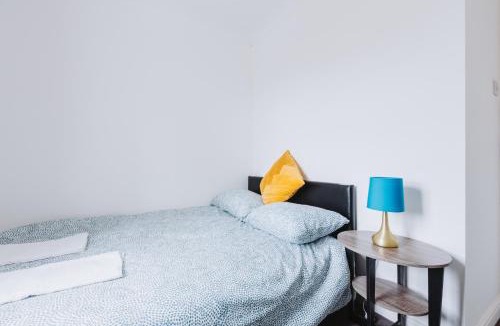 Loxford House | Double Room with Private Bathroom, parking & wifi