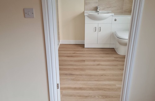 Sherborne St. John Apartment | Double Room with Super King Bed and Beautiful Bathroom