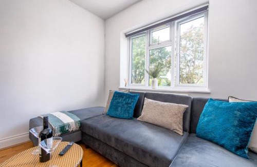 Ealing Common Apartment | Ealing 3 Bath Flat with Parking 10 mins to Station