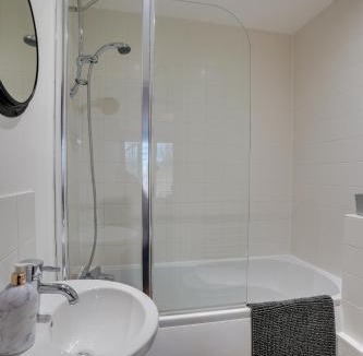 Cirencester House | Eider Cottage Lower Mill Estate Lakeside Escape with Spa Access