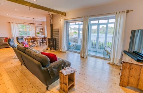 Menai Bridge Cottage | Eigionfa - an on the beach that sleeps 8 guests in 3 bedrooms