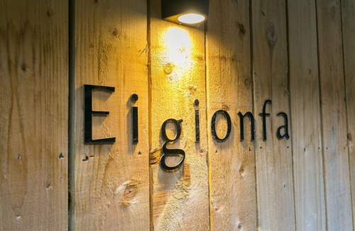 Menai Bridge Cottage | Eigionfa - an on the beach that sleeps 8 guests in 3 bedrooms