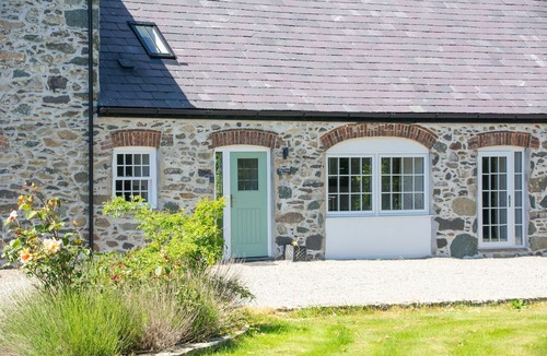 Bryngwran Cottage | Elegant Barn Conversion | Luxury Estate | Hot Tub