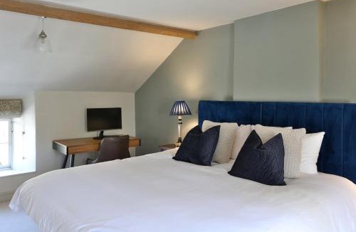 Chedworth House | Elegant Cotswold Cottage in Northleach