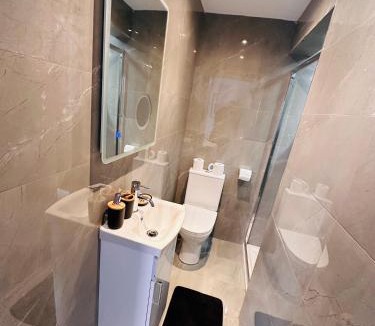 Selly Oak House | Elegant Private Self contained Room in Selly Oak Birmingham with bathroom shared between two rooms R1