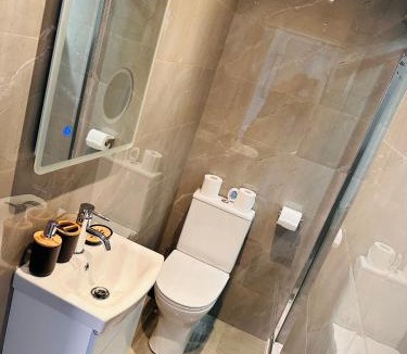 Selly Oak House | Elegant Private Self contained Room in Selly Oak Birmingham with bathroom shared between two rooms R1