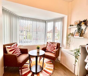 Selly Oak House | Elegant Private Self contained Room in Selly Oak Birmingham with bathroom shared between two rooms R1