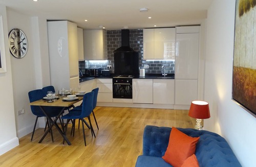 Eton Apartment | Elegant Windsor Flat -Short Walk to Windsor Castle, River Thames &Train Station