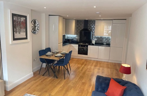Eton Apartment | Elegant Windsor Flat -Short Walk to Windsor Castle, River Thames &Train Station