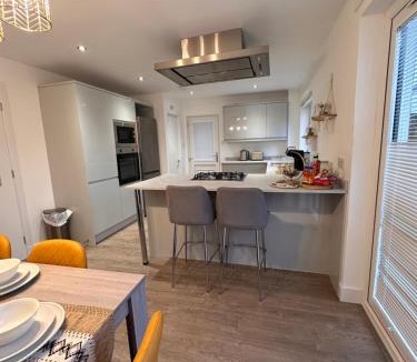 Newton Mearns House | Elite 3 bedroom family house with free parking