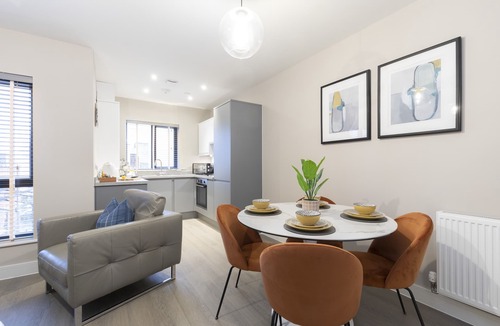 Cheltenham Apartment | Elliot Oliver - Chic 2 Bedroom Town Centre Apartment