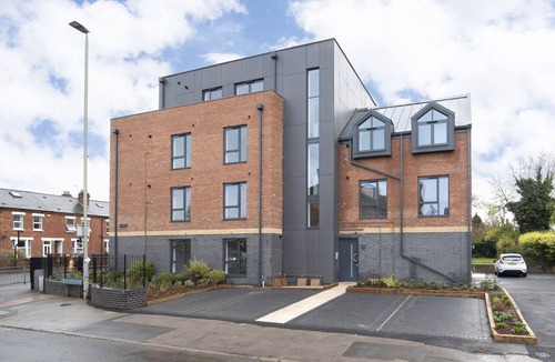 Gloucester Apartment | Elliot Oliver - Stylish Loft Style 2 Bedroom Apartment With Parking