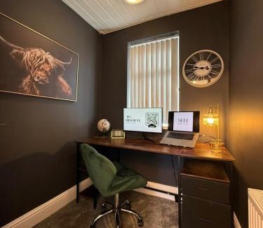 Olton House | Emerald Manor - Free Parking - Free Wifi