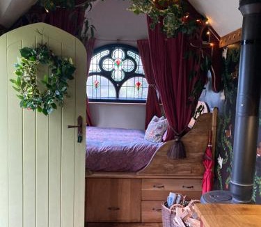 Bude Cabin | Enchanting Hand Painted Tabernacle with Hot Tub
