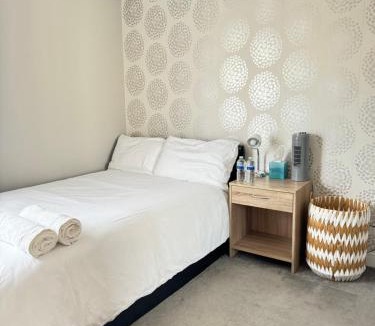 Gravesend House | Ensuite Double Room with Balcony