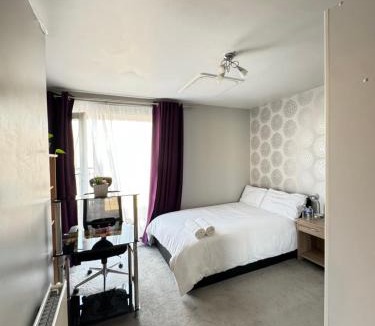Gravesend House | Ensuite Double Room with Balcony