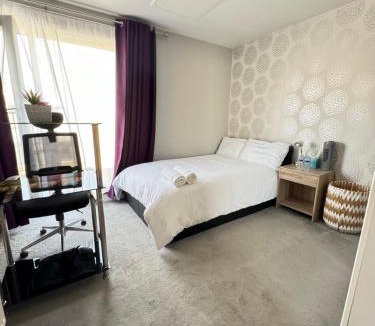 Gravesend House | Ensuite Double Room with Balcony