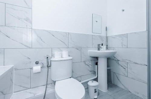 Cheetham Hill Apartment | Entire Place - Central MCR Studio Flat - Sleeps 3