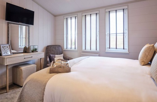 Laugharne Cabin | Epic Spa, Dylan Coastal Resort