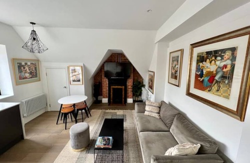 Epping Apartment | Epping High Street, Stylish & Very Well Appointed