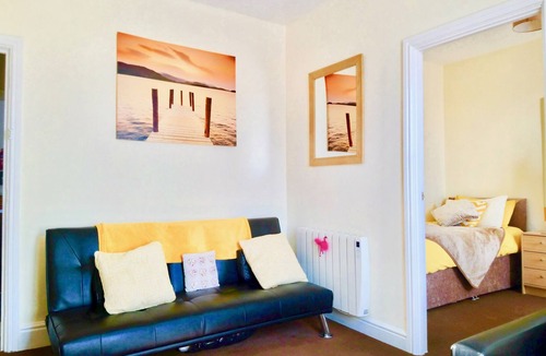 Retford Apartment | Exceptionally Spacious Top-Floor Flat on 2 Platforms-Dazzling Clean! Fun & Cosy!
